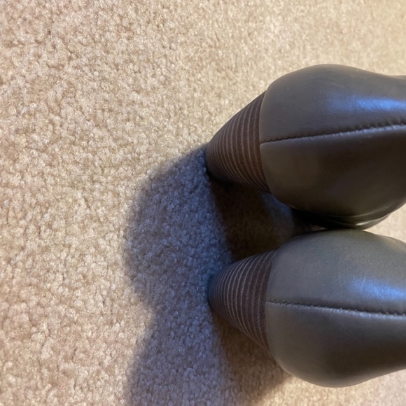 Also grey size 7 heels - Picture 4 of 5